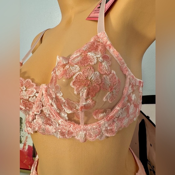 Elegant Pink Lace Lingerie Set - Picture 4 of 10